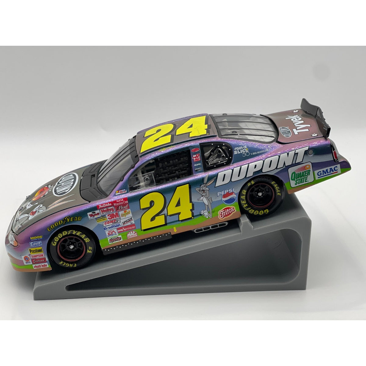Jeff Gordon #24 DuPont Looney Tunes Chevy 400 2001 Monte Carlo 1:24 NASCAR