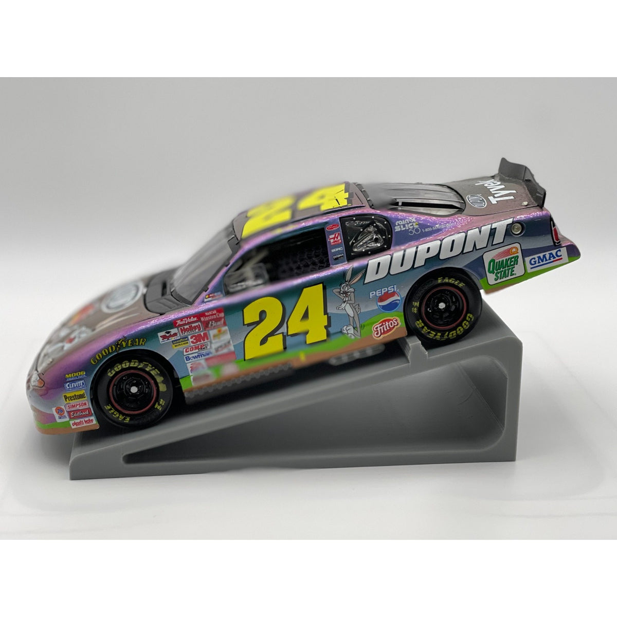 Jeff Gordon #24 DuPont Looney Tunes 2001 Monte Carlo ELITE 1:24 NASCAR 1/7500