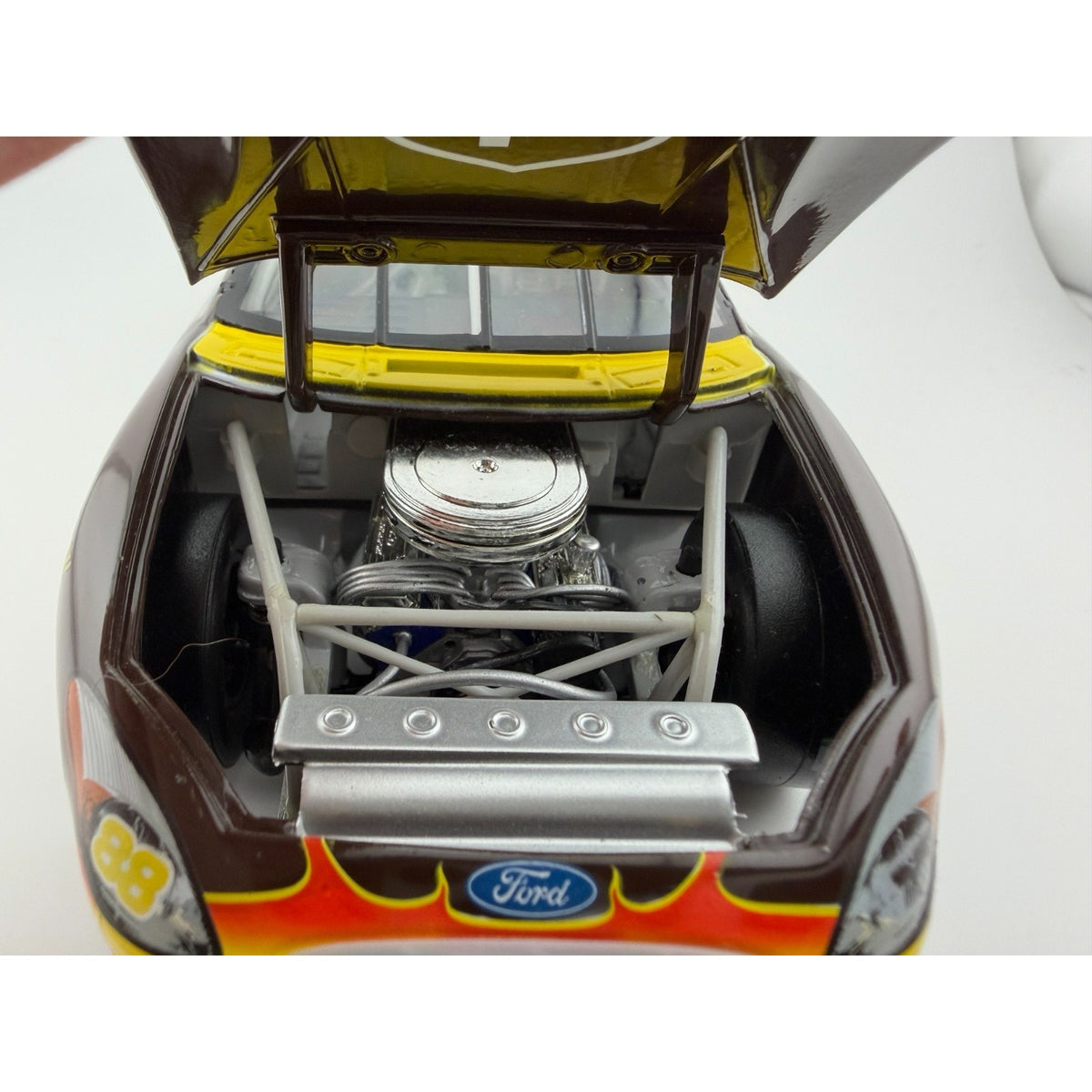 Dale Jarrett #88 UPS "Race The Truck" 2001 Ford Taurus 1:24 NASCAR Diecast