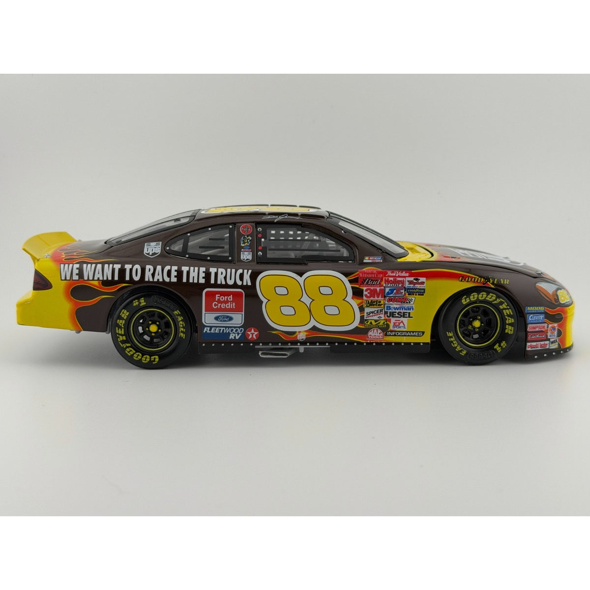 Dale Jarrett #88 UPS "Race The Truck" 2001 Ford Taurus 1:24 NASCAR Diecast