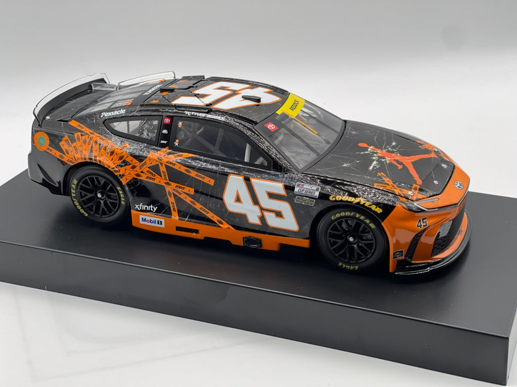Tyler Reddick #45 Jordan Brand Chicago 2025 Camry 1:24 1/540 DIN 201 - original photograph 5