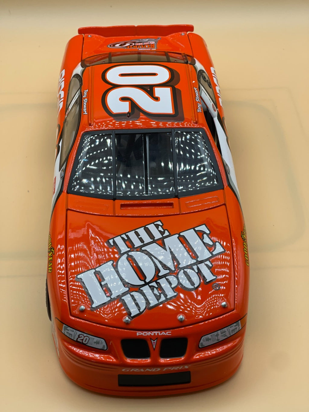 Tony Stewart #20 Home Depot 2000 Rookie of the Year Pontiac Revell 1:18 - original photograph 3