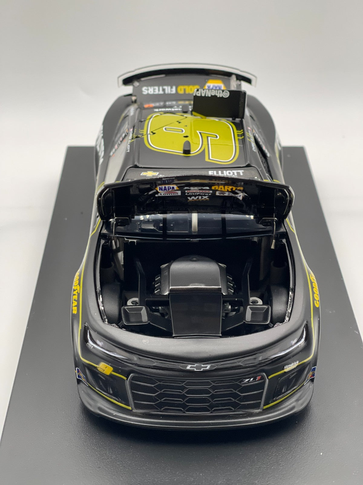 Chase Elliott #9 NAPA Gold Filters 2023 Camaro ZL1 ELITE 1:24 1/293 DIN 49 - original photograph 3