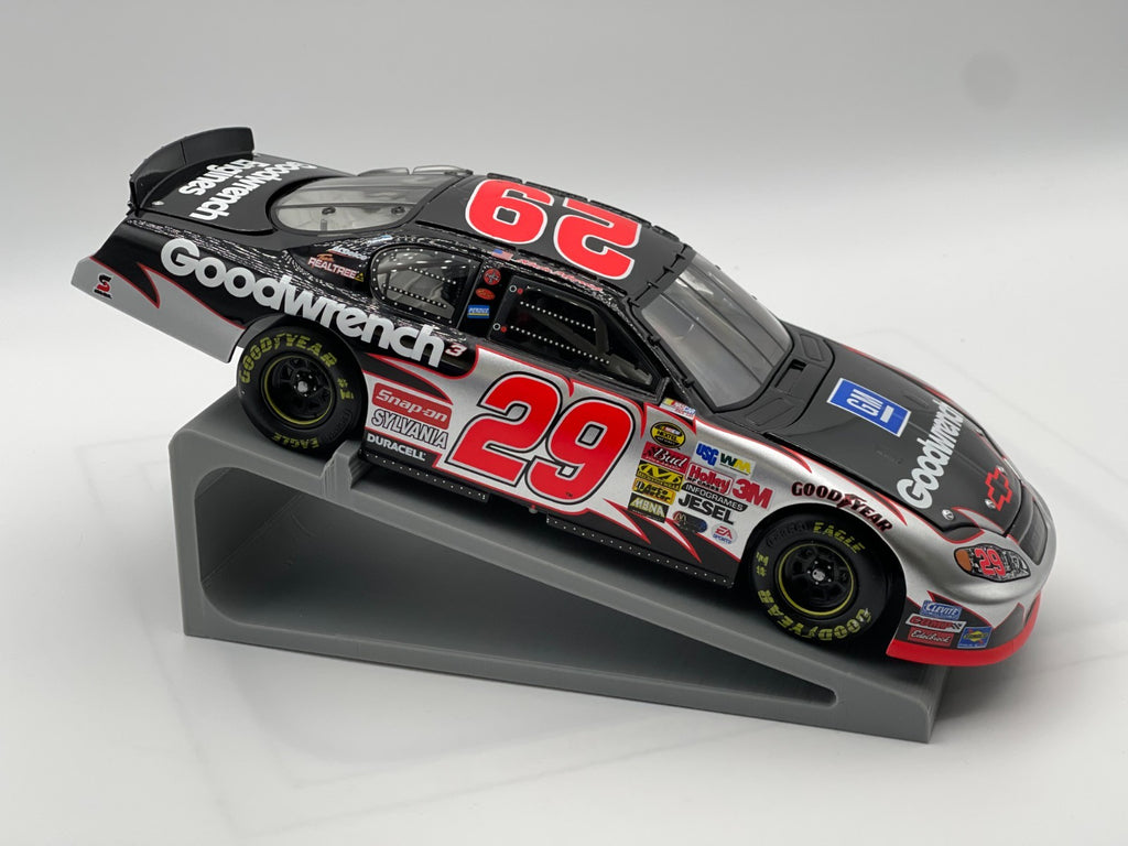 Kevin Harvick #29 GM Goodwrench 2004 Monte Carlo 1:24 NASCAR Diecast - original photograph 5