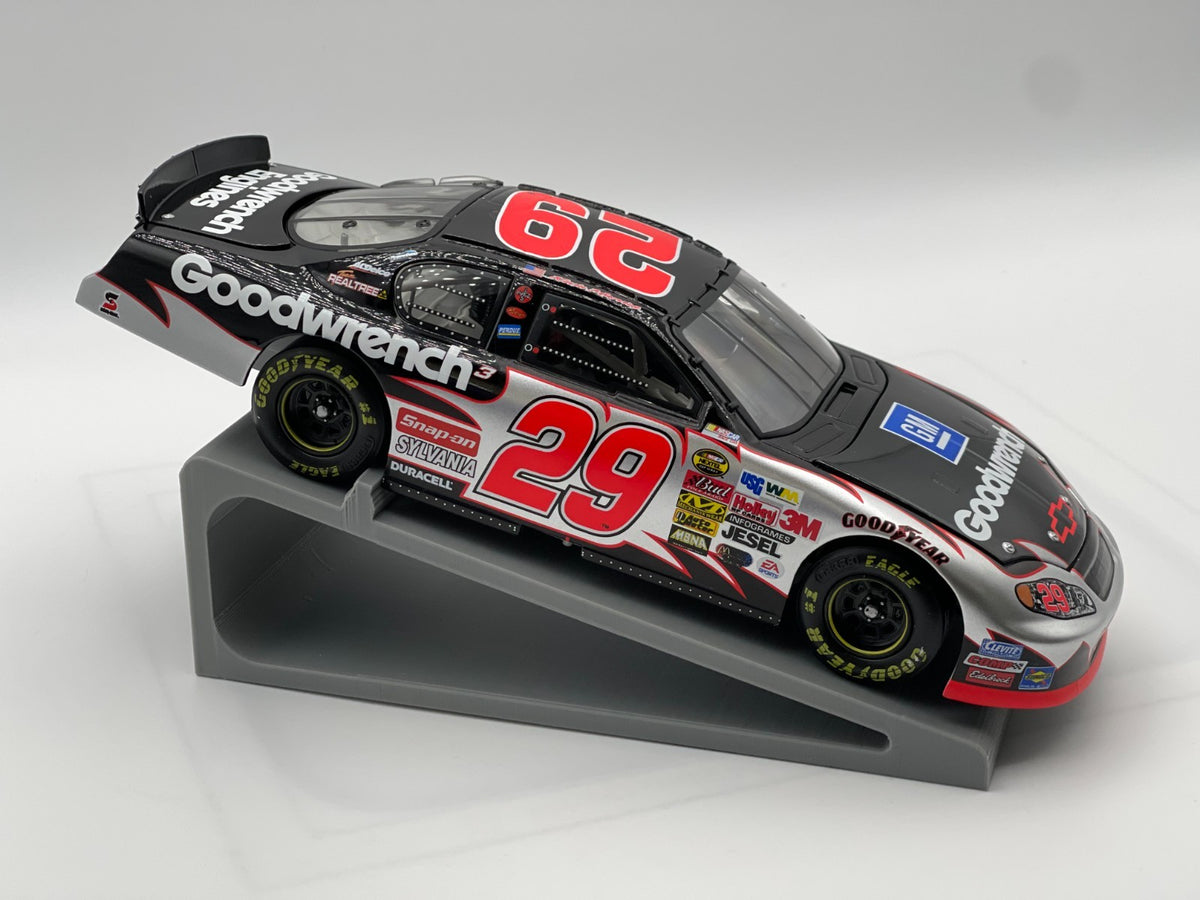 Kevin Harvick #29 GM Goodwrench 2004 Monte Carlo 1:24 NASCAR Diecast - original photograph 5