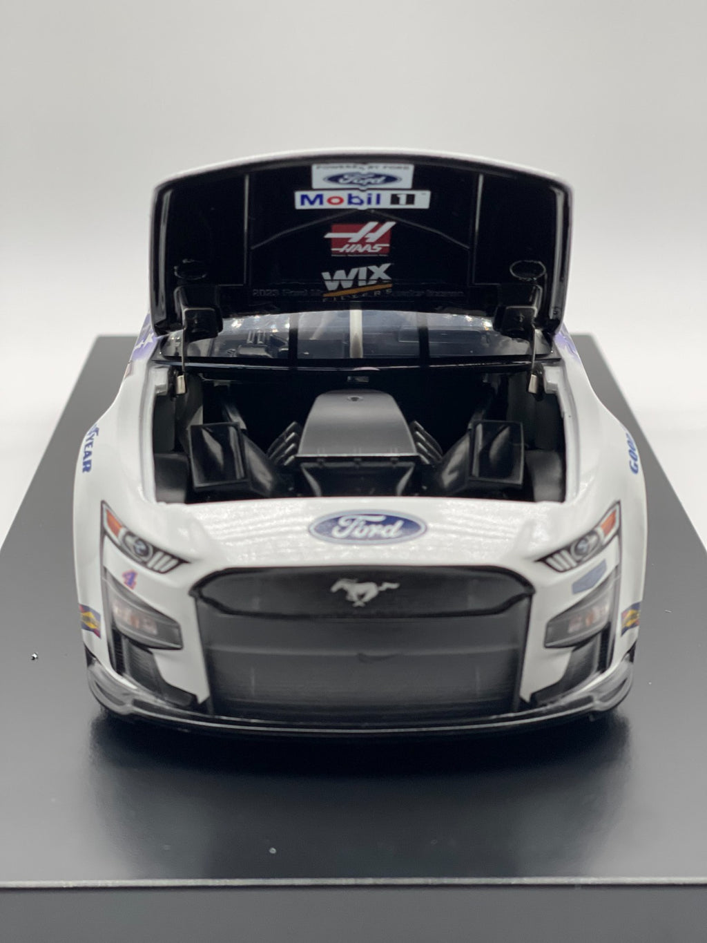 Kevin Harvick #4 Mobil 1 Salutes 2023 Mustang 1:24 NASCAR 1/504 DIN 64
