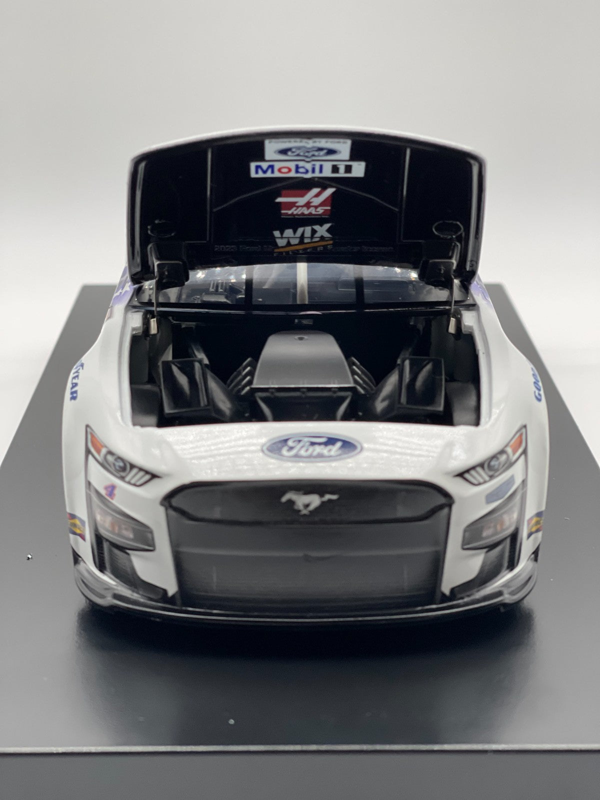 Kevin Harvick #4 Mobil 1 Salutes 2023 Mustang 1:24 NASCAR 1/504 DIN 64