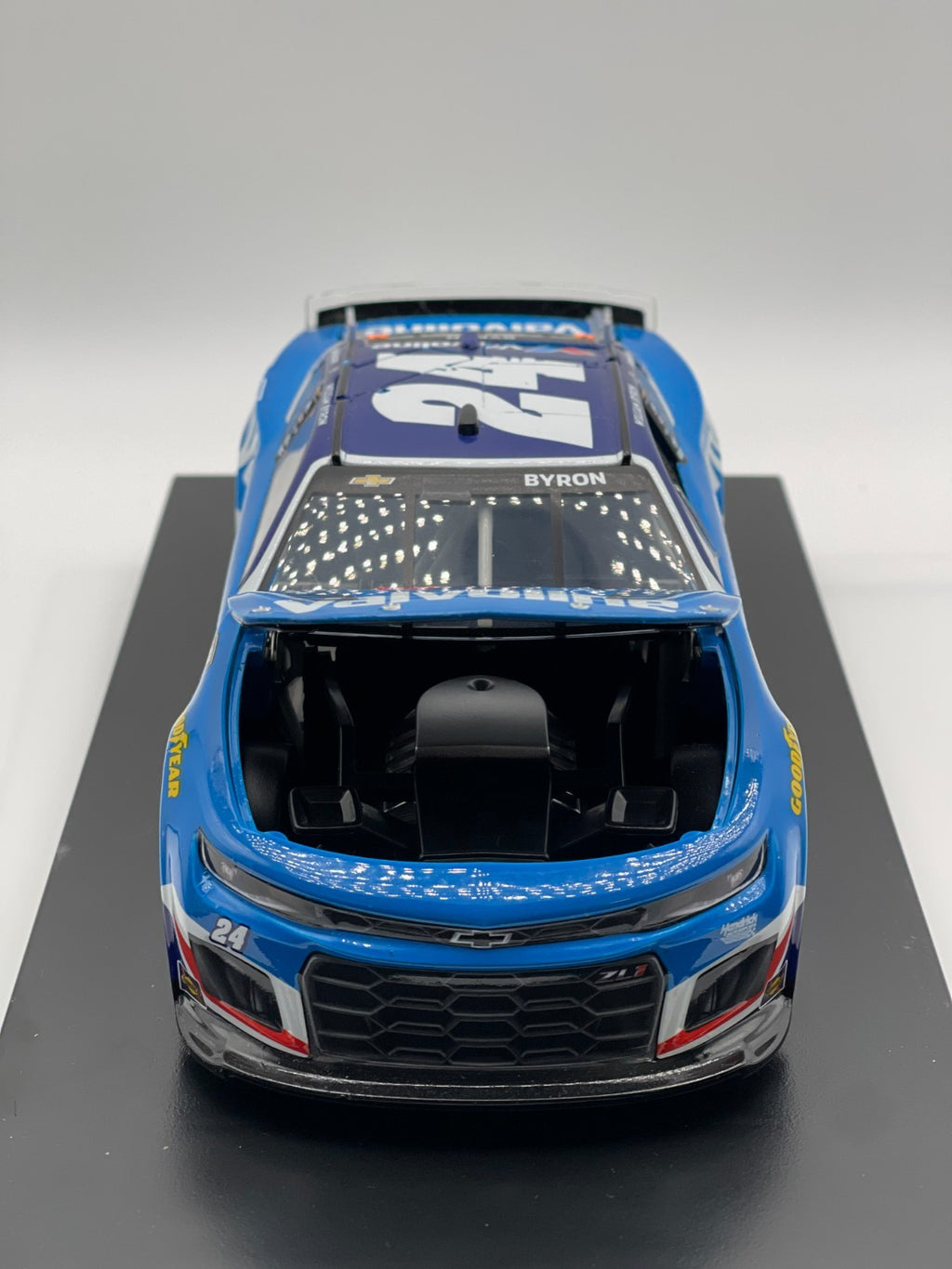 William Byron #24 Valvoline 2025 Chevrolet 1:24 NASCAR 1/504 DIN 366 - original photograph 3