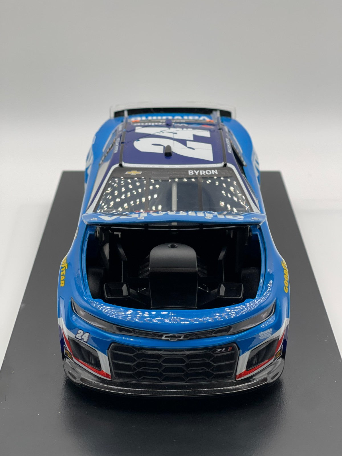 William Byron #24 Valvoline 2025 Chevrolet 1:24 NASCAR 1/504 DIN 366 - original photograph 3