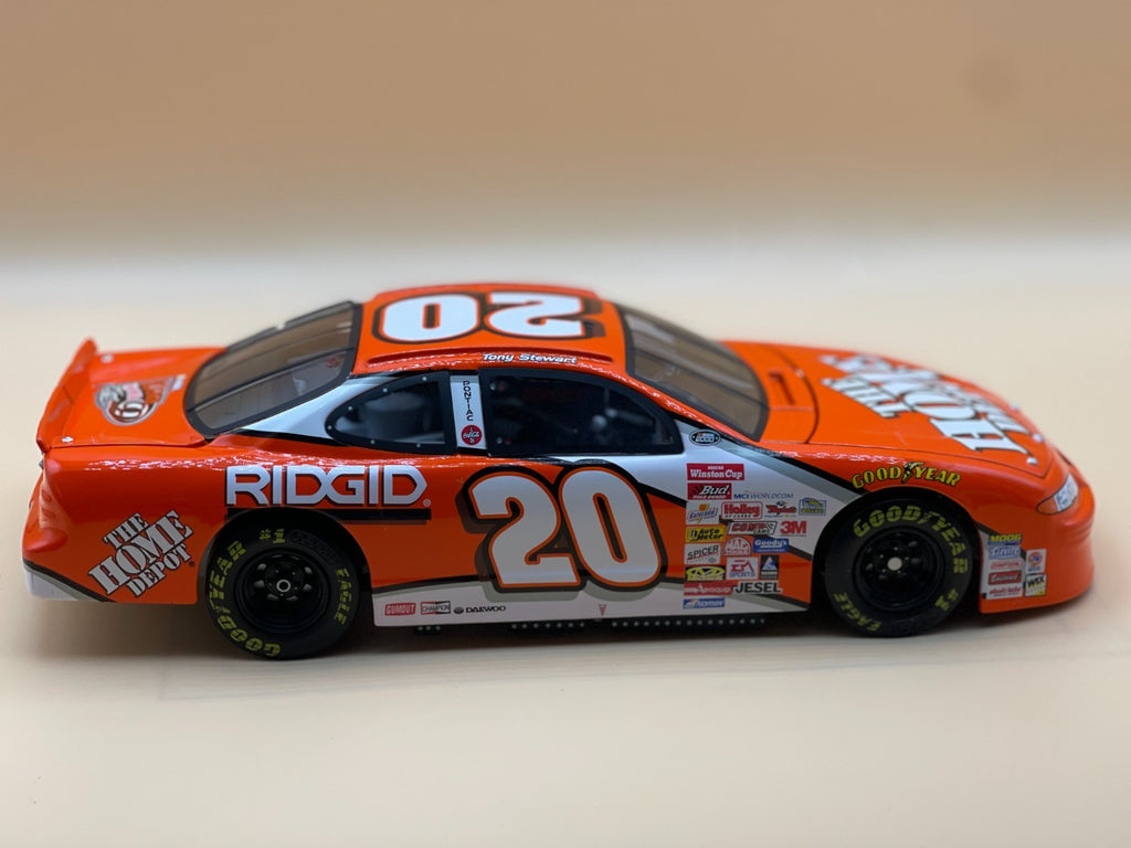 Tony Stewart #20 Home Depot 2000 Rookie of the Year Pontiac Revell 1:18 - original photograph 5