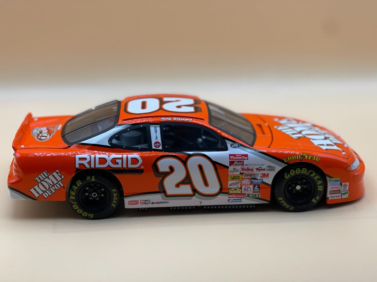 Tony Stewart #20 Home Depot 2000 Rookie of the Year Pontiac Revell 1:18 - original photograph 5