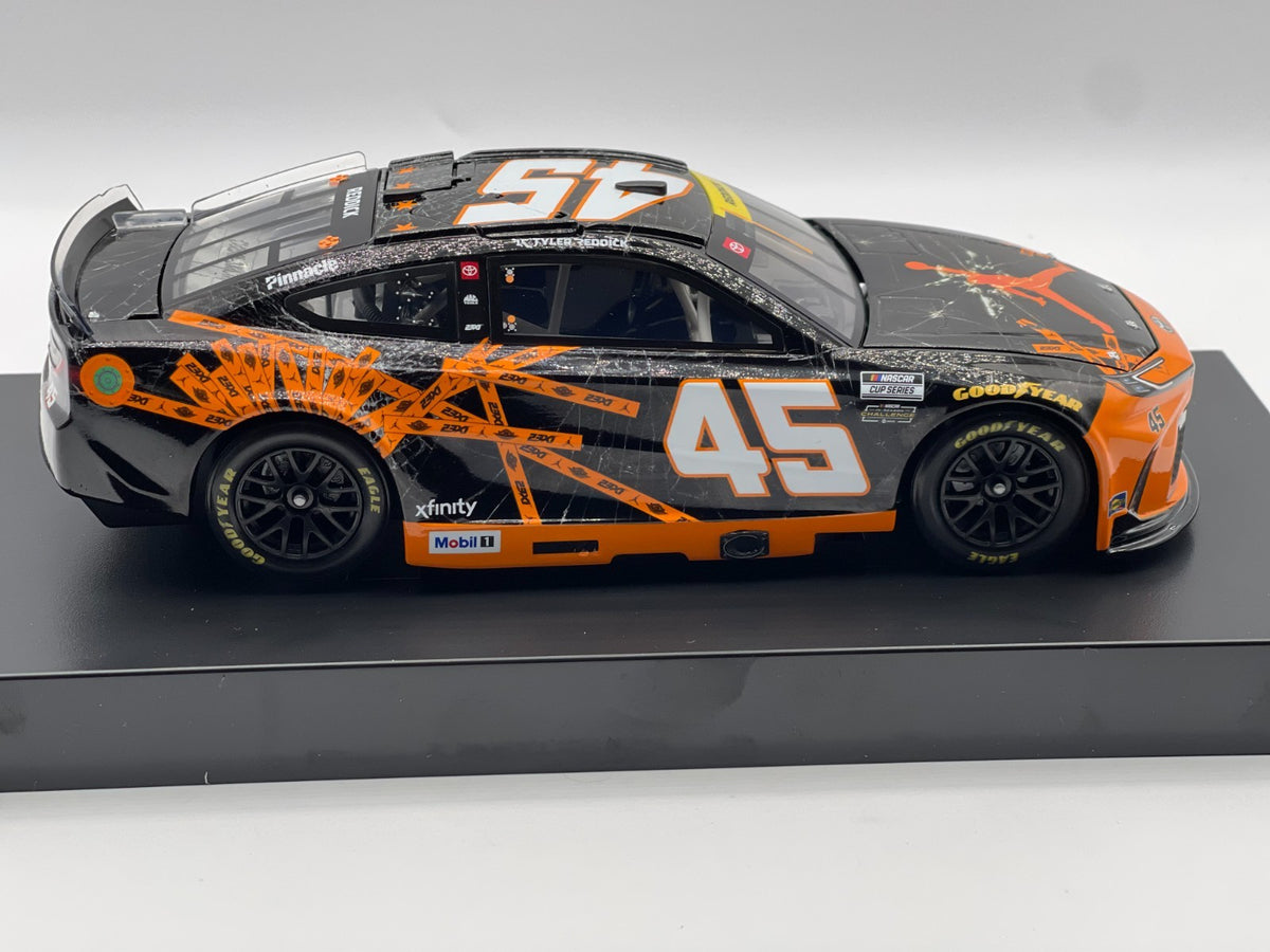 Tyler Reddick #45 Jordan Brand Chicago 2025 Camry 1:24 1/540 DIN 201 - original photograph 6
