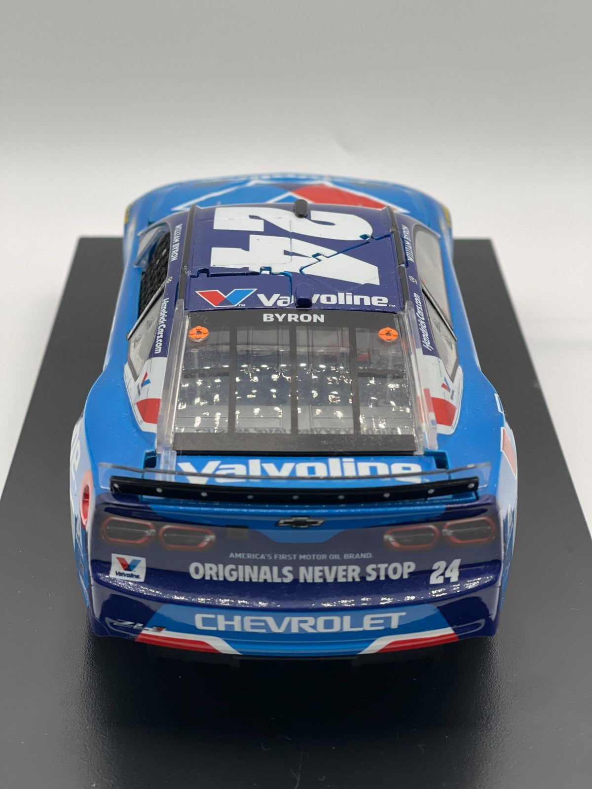 William Byron #24 Valvoline 2025 Chevrolet 1:24 NASCAR 1/504 DIN 366 - original photograph 7