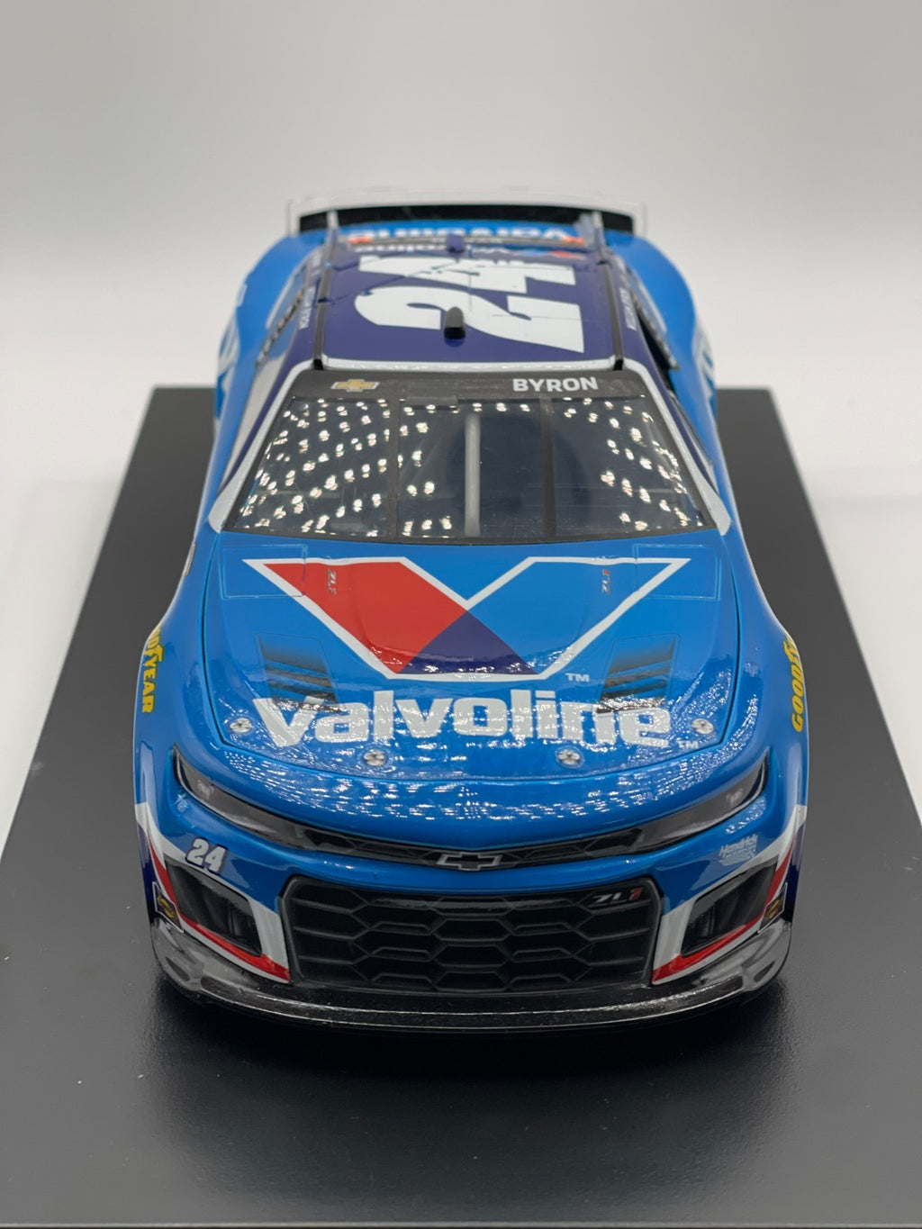 William Byron #24 Valvoline 2025 Chevrolet 1:24 NASCAR 1/504 DIN 366 - original photograph 4