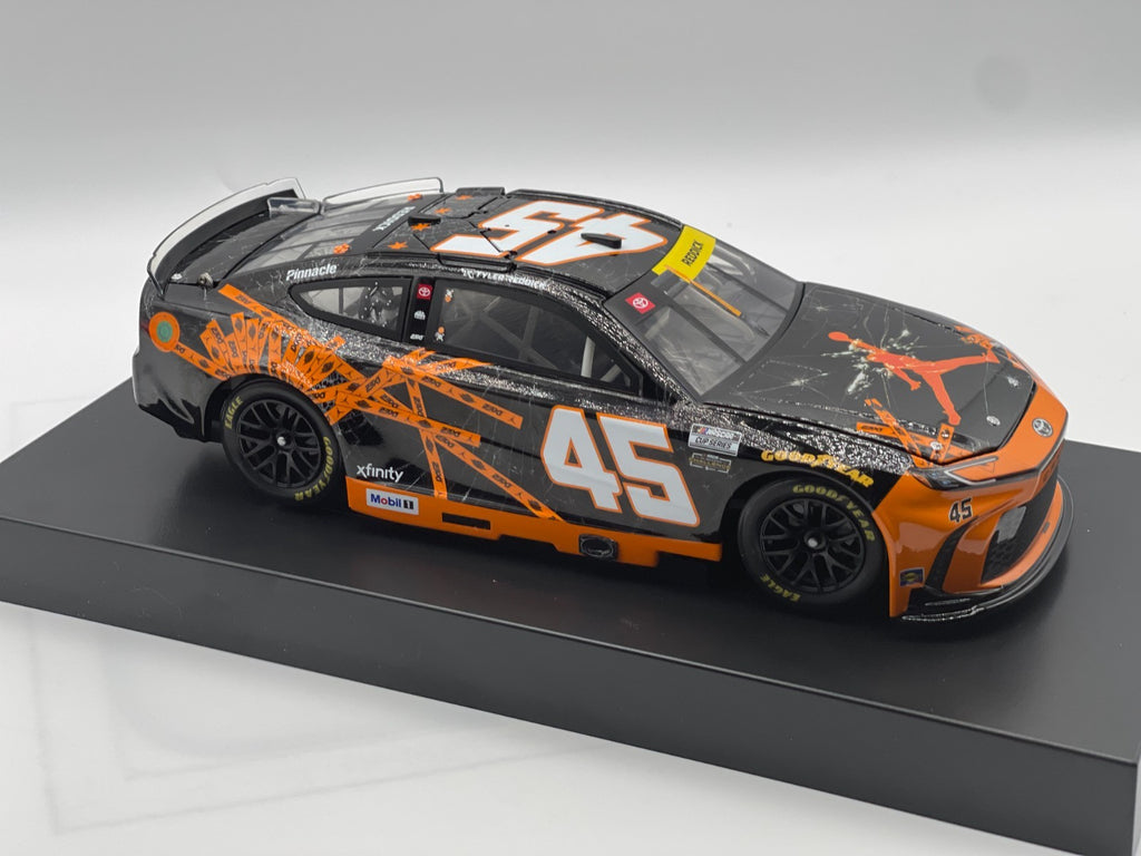 Tyler Reddick #45 Jordan Brand Chicago 2025 Camry ELITE 1:24 1/145 DIN 138 - original photograph 2